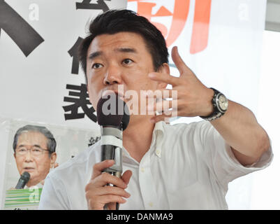 Luglio 14, 2013, Kawasaki, Giappone - Toru Hashimoto, co-leader del Giappone il restauro delle parti, scuote le mani con gli elettori durante una casa superiore campagna elettorale rally nella parte anteriore della stazione di Kawasaki nella prefettura di Kanagawa, Giappone, il 14 luglio 2013. (Foto di AFLO) Foto Stock