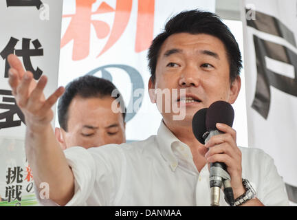 Luglio 14, 2013, Kawasaki, Giappone - Toru Hashimoto, co-leader del Giappone il restauro delle parti, scuote le mani con gli elettori durante una casa superiore campagna elettorale rally nella parte anteriore della stazione di Kawasaki nella prefettura di Kanagawa, Giappone, il 14 luglio 2013. (Foto di AFLO) Foto Stock