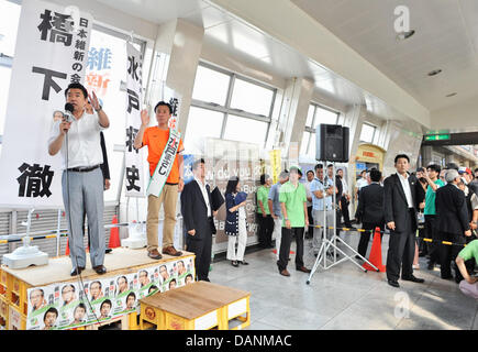 Luglio 14, 2013, Kawasaki, Giappone - Toru Hashimoto, co-leader del Giappone il restauro delle parti, scuote le mani con gli elettori durante una casa superiore campagna elettorale rally nella parte anteriore della stazione di Kawasaki nella prefettura di Kanagawa, Giappone, il 14 luglio 2013. (Foto di AFLO) Foto Stock