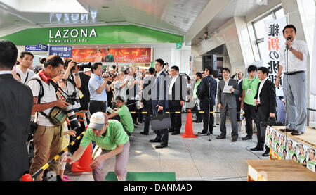 Luglio 14, 2013, Kawasaki, Giappone - Toru Hashimoto, co-leader del Giappone il restauro delle parti, scuote le mani con gli elettori durante una casa superiore campagna elettorale rally nella parte anteriore della stazione di Kawasaki nella prefettura di Kanagawa, Giappone, il 14 luglio 2013. (Foto di AFLO) Foto Stock