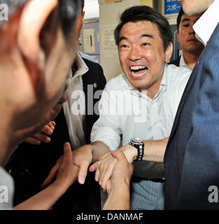 Luglio 14, 2013, Kawasaki, Giappone - Toru Hashimoto, co-leader del Giappone il restauro delle parti, scuote le mani con gli elettori durante una casa superiore campagna elettorale rally nella parte anteriore della stazione di Kawasaki nella prefettura di Kanagawa, Giappone, il 14 luglio 2013. (Foto di AFLO) Foto Stock