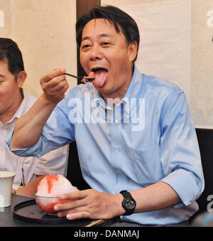 Luglio 14, 2013, Tokyo, Giappone - Banri Kaieda, leader del partito democratico all'opposizione di Giappone, offre un discorso durante una casa superiore campagna elettorale rally vicino al Jizo Dori, la strada dello shopping di Tokyo, Giappone, il 14 luglio 2013. (Foto di AFLO) Foto Stock