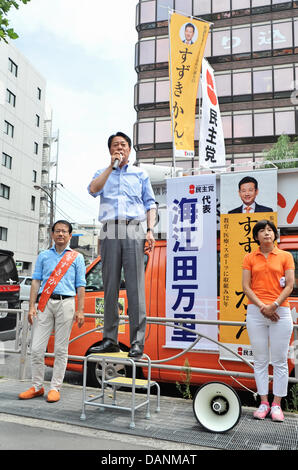 Luglio 14, 2013, Tokyo, Giappone - Banri Kaieda, leader del partito democratico all'opposizione di Giappone, offre un discorso durante una casa superiore campagna elettorale rally vicino al Jizo Dori, la strada dello shopping di Tokyo, Giappone, il 14 luglio 2013. (Foto di AFLO) Foto Stock