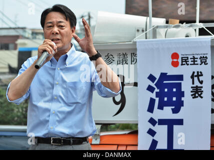 Luglio 14, 2013, Tokyo, Giappone - Banri Kaieda, leader del partito democratico all'opposizione di Giappone, offre un discorso durante una casa superiore campagna elettorale rally vicino al Jizo Dori, la strada dello shopping di Tokyo, Giappone, il 14 luglio 2013. (Foto di AFLO) Foto Stock