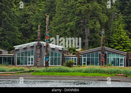 Museo Haida e poli frontale di ingresso Skidegate Haida Gwaii Queen Charlotte Isole- Skidegate della Columbia britannica in Canada Foto Stock