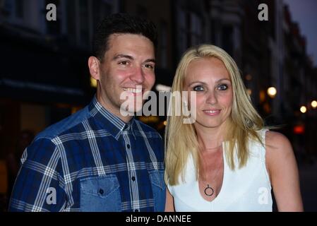 Londra, Regno Unito. 16 Luglio, 2013. Camilla Dallerup, un britannico a base di sala da ballo danese ballerino, insegnante di danza e il modello raffigurato come lei arriva alla celebrità grande festa al Amika in South Molton Street, Mayfair. Credito: Vedere Li/Alamy Live News Foto Stock