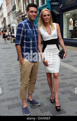 Londra, Regno Unito. 16 Luglio, 2013. Camilla Dallerup, un britannico a base di sala da ballo danese ballerino, insegnante di danza e il modello raffigurato come lei arriva alla celebrità grande festa al Amika in South Molton Street, Mayfair. Credito: Vedere Li/Alamy Live News Foto Stock