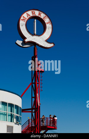 Big Q segno a Lonsdale Quay Market. North Vancouver, British Columbia, Canada. Foto Stock