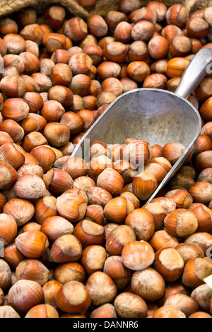 Nocciole bulk per la vendita al mercato degli agricoltori Foto Stock