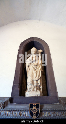 Statua di San Davide in St David's Cathedral Pembrokeshire Wales UK KATHY DEWITT Foto Stock