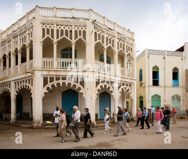 Africa, Eritrea, Massaua, Città Vecchia, gruppo di passeggeri delle navi da crociera passando ottomano edificio di architettura Foto Stock