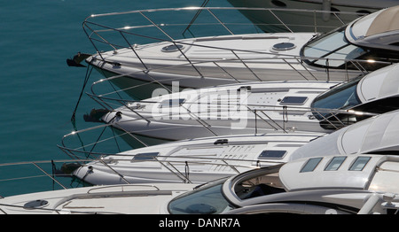 Yacht e Barche sono ormeggiate a Port Adriano nell'isola spagnola di Maiorca. Foto Stock