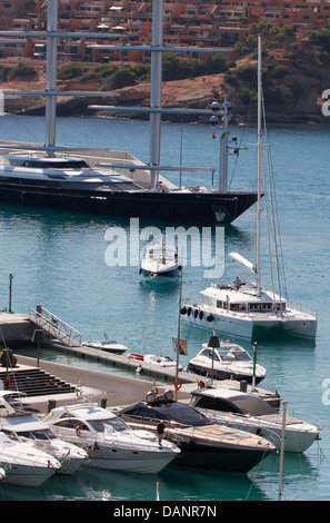 Yacht e Barche sono ormeggiate a Port Adriano nell'isola spagnola di Maiorca. Foto Stock