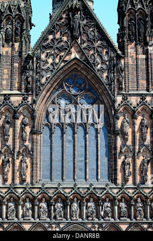 Finestra anteriore vista della cattedrale, lichfield, Staffordshire, Inghilterra, l'Europa occidentale. Foto Stock