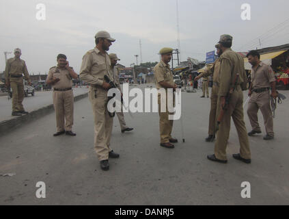 Luglio 17, 2013 - srinagar, India , Indiana di polizia e paramilitari ufficiali sta di guardia vicino al sito di granata esplosione in Srinagar, la capitale estiva del Kashmir indiano il 17/7/2013, due persone sono state ferite in una granata esplosione nell'area Batamaloo di Srinagar .militante attacchi sono in aumento nella valle del Kashmir. Il 24 giugno otto jawans esercito erano ucciso da due terroristi nella periferia di Srinagar, un giorno prima che il Primo ministro indiano ha visitato la valle. (Credito Immagine: © Altaf Zargar/ZUMAPRESS.com) Foto Stock