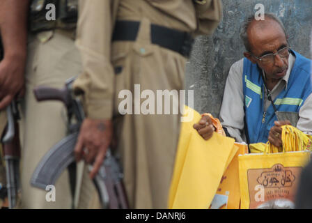 Luglio 17, 2013 - srinagar, India , Indiana gli ufficiali di polizia sta di guardia vicino al sito di granata esplosione in Srinagar, la capitale estiva del Kashmir indiano il 17/7/2013, due persone sono state ferite in una granata esplosione nell'area Batamaloo di Srinagar .militante attacchi sono in aumento nella valle del Kashmir. Il 24 giugno otto jawans esercito erano ucciso da due terroristi nella periferia di Srinagar, un giorno prima che il Primo ministro indiano ha visitato la valle. (Credito Immagine: © Altaf Zargar/ZUMAPRESS.com) Foto Stock