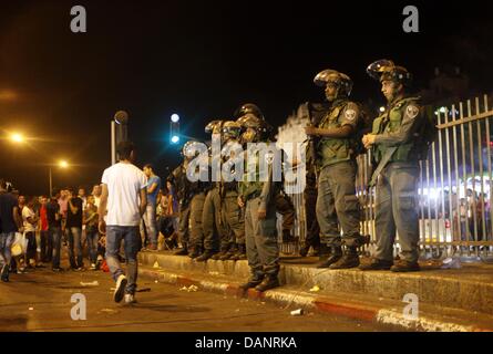 Gerusalemme, Gerusalemme, Territorio palestinese. 16 Luglio, 2013. Armati di confine israeliano pattuglie di polizia vicino la scena dove presumibilmente due palestinesi accoltellato un ultra-ebreo ortodosso alla porta di Damasco nella Città Vecchia di Gerusalemme, 16 luglio 2013 sera. La vittima secondo come riferito è stato ferito ed è stato descritto per essere in moderata a grave condizione Credito: Saeed Qaq APA/images/ZUMAPRESS.com/Alamy Live News Foto Stock