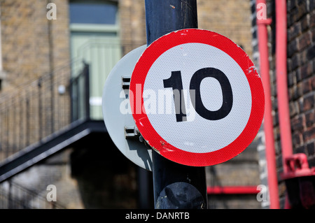 Chatham, Kent, Inghilterra. Chatham Historic Dockyard. 10 miglia orarie segnale di limite di velocità Foto Stock