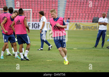 Bangkok, Tailandia. 16 Luglio, 2013. Chelsea FC's Kevin de Bruyne durante una sessione di formazione alla Stadio Rajamangala. Premier League inglese football team Chelsea, che hanno una partita amichevole con il Thai All-Star XI il 17 Luglio presso il Stadio Rajamangala, arrivati a Bangkok è arrivato a Bangkok nel 12 luglio, ha preso parte a una sessione di formazione e una conferenza stampa. Credito: Piti un Sahakorn/Alamy Live News Foto Stock