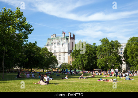 Il Green Park, London, Regno Unito. Architetto: John Nash, 1820. Vista del parco verde guardando ad est con il Ritz hotel in b Foto Stock