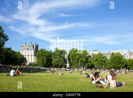 Il Green Park, London, Regno Unito. Architetto: John Nash, 1820. Vista del parco verde guardando ad est con il Ritz hotel in b Foto Stock