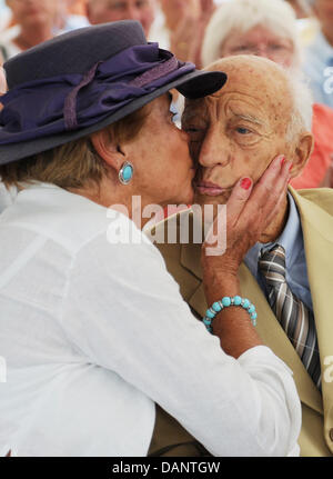 Fformer Presidente tedesco Walter Scheel viene baciato da sua moglie Barbara a un cittadino il ricevimento in occasione della Scheel 92del compleanno in Bad Krozingen, Germania, 09 luglio 2011. Circa 500 persone hanno celebrato con l ex presidente. Foto: Patrick seeger Foto Stock