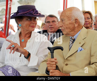 Fformer Presidente tedesco Walter Scheel e sua moglie Barbara a parlare tra di loro a un cittadino il ricevimento in occasione della Scheel 92del compleanno in Bad Krozingen, Germania, 09 luglio 2011. Circa 500 persone hanno celebrato con l ex presidente. Foto: Patrick seeger Foto Stock