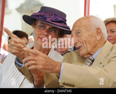 Fformer Presidente tedesco Walter Scheel e sua moglie Barbara a parlare tra di loro a un cittadino il ricevimento in occasione della Scheel 92del compleanno in Bad Krozingen, Germania, 09 luglio 2011. Circa 500 persone hanno celebrato con l ex presidente. Foto: Patrick seeger Foto Stock