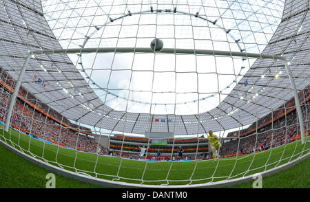 La Francia è il portiere Celine Deville (R) non è in grado di salvare il colpo di Inghilterra del Scott durante i quarti di finale di partita di calcio della FIFA Coppa del Mondo femminile tra Inghilterra e Francia alla Coppa del Mondo FIFA stadium di Leverkusen, Germania 09 luglio 2011. Foto: Federico Gambarini dpa/lnw +++(c) dpa - Bildfunk+++ Foto Stock