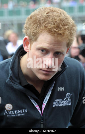 La Gran Bretagna è il principe Harry visiti la griglia prima della partenza della gara presso il circuito di Silverstone nel Northamptonshire, Gran Bretagna, 10 luglio 2011. Il Gran Premio di Formula Uno di Gran Bretagna è round nove delle 19 gare in 2011. Foto: David Ebener dpa Foto Stock