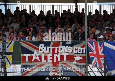 I sostenitori del British driver di Formula Uno Jenson Button alla McLaren Mercedes seduto su una tribuna coperta presso il circuito di Silverstone nel Northamptonshire, Gran Bretagna, 10 luglio 2011. Il Gran Premio di Formula Uno di Gran Bretagna è round nove delle 19 gare in 2011. Foto: David Ebener dpa Foto Stock