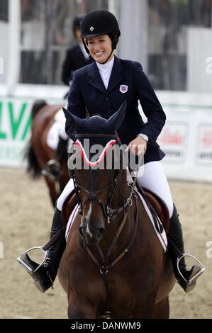 Figlia del cantante statunitense Bruce Springsteen, Jessica Springsteen, rides Vornado van den Hoendrijk durante il team show jumping delle prestazioni di vendita eventi internazionali i giovani piloti Festival di Hagen a.T.W., Germania, 18 giugno 2011. Foto: Friso Gentsch Foto Stock