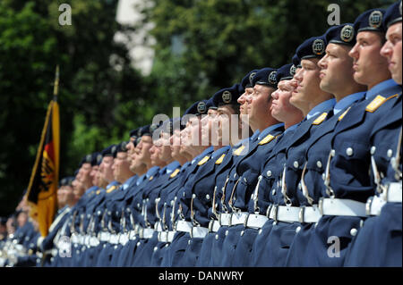 La Bundeswehr battaglione di guardia ha schierato per la visita della Croazia del Ministro della difesa Bozinovic presso il Ministero della Difesa a Berlino (Germania), 28 giugno 2011. Il ministro croato della difesa in visita a Berlino per colloqui con il Ministro della difesa tedesco de Maiziere. Foto: Joerg Carstensen Foto Stock