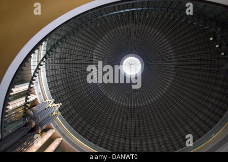 Un aspetto grafico caratterizza la cupola di Santa Edvige la cattedrale di Berlino, Germania, 05 luglio 2011. Foto: Stephanie Pilick Foto Stock