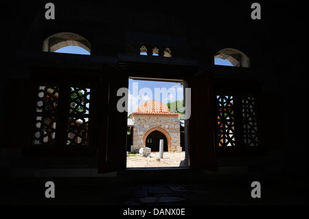 Vista guardando fuori da Ilyas Bey moschea (XV secolo) a Mileto, costa Egea, Turchia Foto Stock