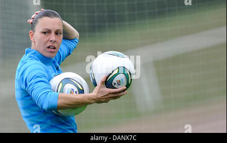 Il portiere Celine Deville di Francia detiene due palloni da calcio durante una sessione di formazione del team in Meerbusch vicino a Dusseldorf, Germania il 12 luglio 2011. Stati Uniti d'America volti Francia nei semi-match finale della FIFA Coppa del mondo femminile in Moenchengladbach il 13 luglio 2011. Foto: Marius Becker dpa/lnw +++(c) dpa - Bildfunk+++ Foto Stock