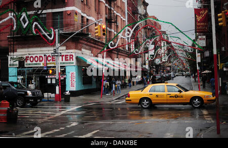 FILE - Un archivio foto, datata 27 settembre 2010, la mostra una vista prospettica del quarto di Little Italy a Manhattan, New York, Stati Uniti d'America. Anche il quarto vertice del debito a Washington non portarono alcun accordo. Il presidente degli Stati Uniti Obama e i leader del Congresso non poteva accettare di sollevare il governo s limite di debito. Se non vi è accordo su alzando il governo s limite di debito degli Stati Uniti possono affrontare illiquidità Foto Stock