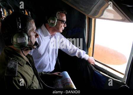 Dispensa - La Bundeswehr handout picture, datata 13 luglio 2011, mostra il Ministro della difesa Thomas de Maizière (R) e il maggiore generale Eitan Dangot durante il volo sopra la striscia di Gaza all'interno di un elicottero Isrealian a Gerusalemme, Israele. Il Ministro della difesa Thomas de Maizière visite Israele fino al 14 luglio 2011 e non mancherà di tenere colloqui di Tel Aviv e di Gerusalemme. Foto: Olt Burkhard Schmidtke Bundesweh Foto Stock