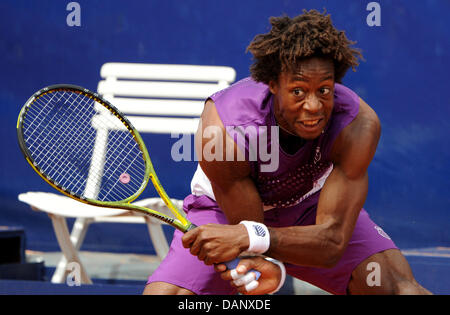 La Francia di Gael Monfils gioca il rovescio durante il suo torneo ATP secondo round match contro la Romania Hanescu al Weissenhof a Stoccarda, Germania, 13 luglio 2011. Foto: MARIJAN MURAT Foto Stock