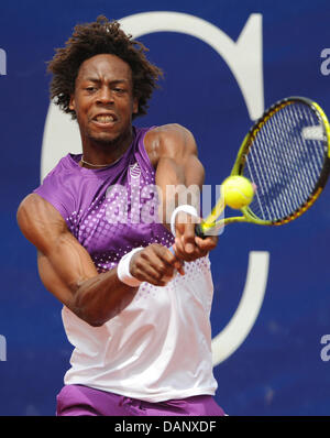 La Francia di Gael Monfils svolge un diretti durante il suo torneo ATP secondo round match contro la Romania Hanescu al Weissenhof a Stoccarda, Germania, 13 luglio 2011. Foto: MARIJAN MURAT Foto Stock