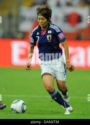 Il Giappone Kozue Ando in azione durante il semi-finale di partita di calcio della FIFA Coppa del Mondo femminile tra Giappone e Svezia presso il FIFA World Cup stadium in Frankfurt am Main, Germania il 13 luglio 2011. Foto: Arne Dedert dpa/i Foto Stock