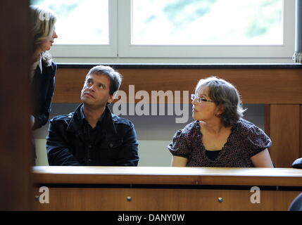 I genitori di Mirco, Sandra S.(R) e Reinhard S. (C), parlare con loro avvocato Gabriele Reinartz al proseguimento della cosiddetta "irco-trial' presso il tribunale distrettuale in Krefeld , Germania, 14 luglio 2011. Dieci mesi dopo la morte di 10-anno-vecchio Mirco da Grefrath, la convenuta Olaf H. confessato l omicidio del ragazzo. Il processo contro il convenuto ha iniziato il 12 luglio 2011. Ph Foto Stock