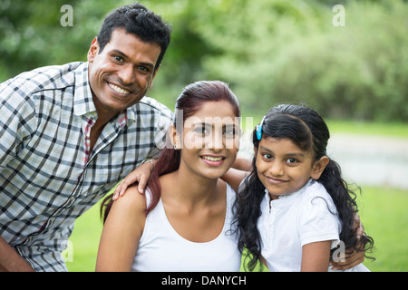 Felice famiglia indiana. Padre, madre e figlia nel parco Foto Stock