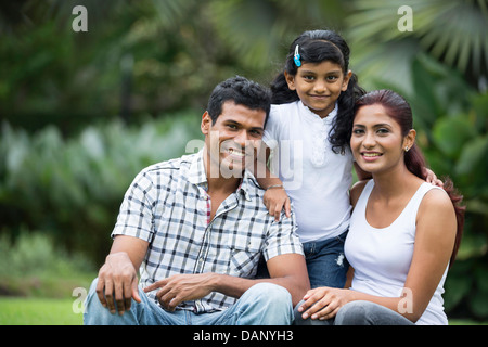 Felice famiglia indiana. Padre, madre e figlia nel parco Foto Stock