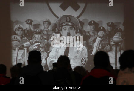 Le persone che frequentano lo screening di Charlie Chaplin "Il grande dittatore" presso la Porta di Brandeburgo a Berlino, Germania, 15 giugno 2011. Il silent film festival "Chaplin completa' aperto con la proiezione a segno distintivo della citta'. Foto: Wolfgang Kumm Foto Stock