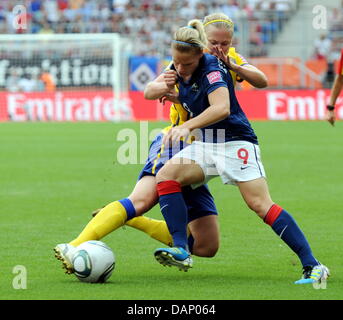 In Svezia il Sara Larsson (retro) e quella della Francia Eugenie Le Sommer si contendono la palla durante il FIFA Coppa del Mondo Donne terzo posto partita di calcio tra la Svezia e la Francia al Rhein-Neckar-Arena a Sinsheim, Germania il 16 luglio 2011. Foto: Bernd Weißbrod dpa/lsw +++(c) dpa - Bildfunk+++ Foto Stock