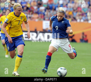 In Svezia il Sara Larsson (l) e quella della Francia Eugenie Le Sommer (r) si contendono la palla durante il FIFA Coppa del Mondo Donne terzo posto partita di calcio tra la Svezia e la Francia al Rhein-Neckar-Arena a Sinsheim, Germania il 16 luglio 2011. Foto: Bernd Weißbrod dpa/lsw +++(c) dpa - Bildfunk+++ Foto Stock