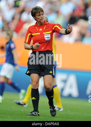 US-arbitro Kari Seitz di gesti USA durante il FIFA Coppa del Mondo Donne terzo posto partita di calcio tra la Svezia e la Francia al Rhein-Neckar-Arena a Sinsheim, Germania il 16 luglio 2011. Foto: Arne Dedert dpa/lsw Foto Stock