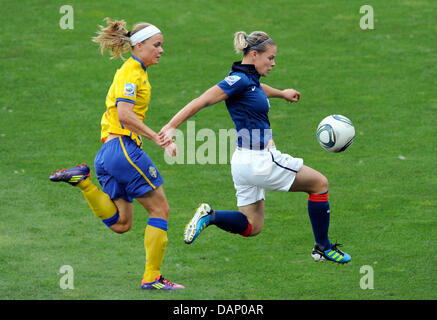 In Svezia il Sara Thunebro (L) e quella della Francia Eugenie Le Sommer si contendono la palla durante il FIFA Coppa del Mondo Donne terzo posto partita di calcio tra la Svezia e la Francia al Rhein-Neckar-Arena a Sinsheim, Germania, 16 luglio 2011. Foto: Andreas Gebert dpa/lsw Foto Stock