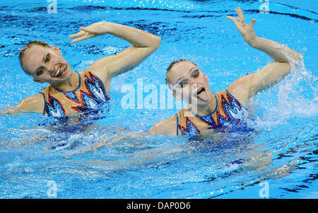 Uzbekistan nuotatori sincronizzati Anastasiya Ruzmetova e Anastasiya Zdraykovskaya eseguire in tecniche di Duetti nuoto sincronizzato eliminatorie al 2011 Campionati del Mondo di nuoto FINA a Shanghai in Cina, il 17 luglio 2011. Foto: Annibale dpa +++(c) dpa - Bildfunk+++ Foto Stock
